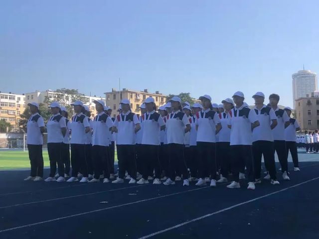 巩固国防，红心向党——青岛六十六中2021级国防教育活动进行中
