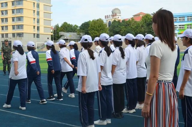 巩固国防，红心向党——青岛六十六中2021级国防教育活动进行中