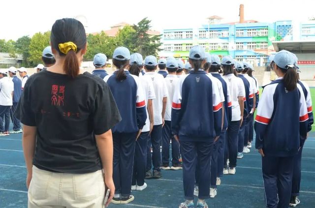 巩固国防，红心向党——青岛六十六中2021级国防教育活动进行中