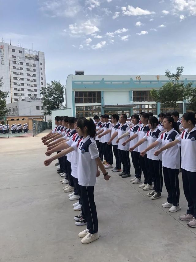 巩固国防，红心向党——青岛六十六中2021级国防教育活动进行中