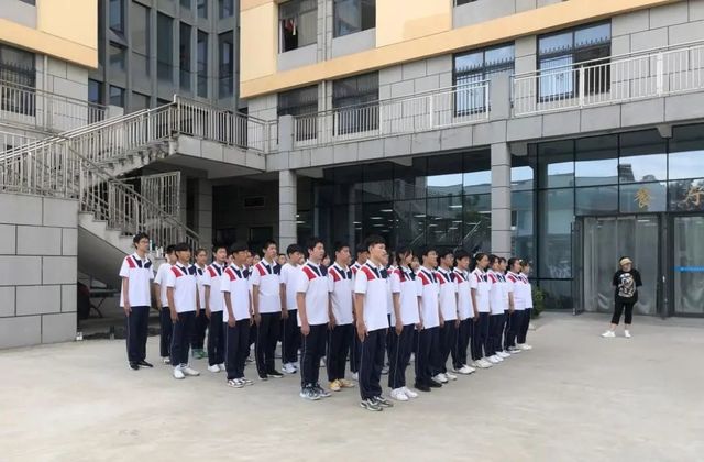 巩固国防，红心向党——青岛六十六中2021级国防教育活动进行中
