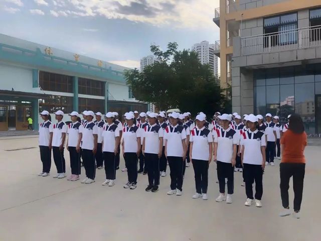 巩固国防，红心向党——青岛六十六中2021级国防教育活动进行中