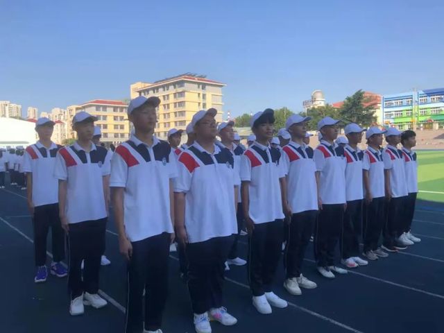 巩固国防，红心向党——青岛六十六中2021级国防教育活动进行中
