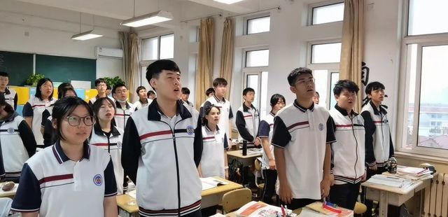 喜迎国庆，强国有我——我校举行“向国旗敬礼”主题升旗仪式