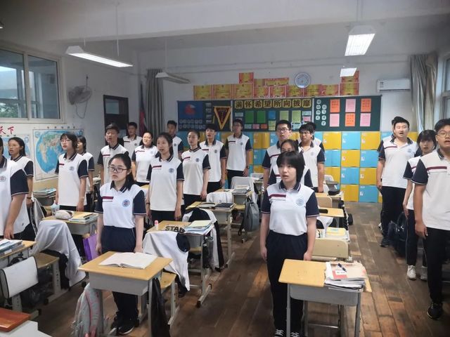喜迎国庆，强国有我——我校举行“向国旗敬礼”主题升旗仪式