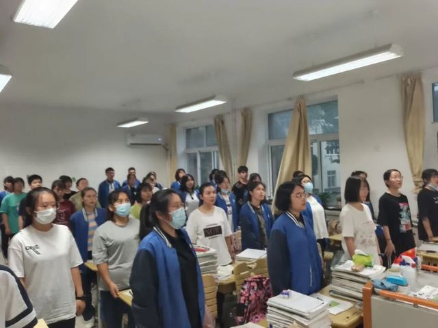 喜迎国庆，强国有我——我校举行“向国旗敬礼”主题升旗仪式