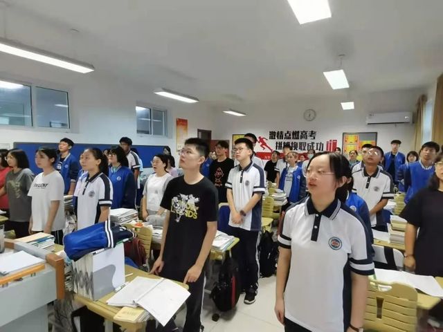 喜迎国庆，强国有我——我校举行“向国旗敬礼”主题升旗仪式