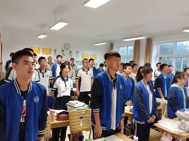 喜迎国庆，强国有我——我校举行“向国旗敬礼”主题升旗仪式
