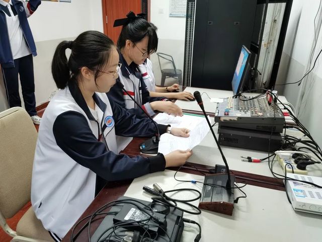喜迎国庆，强国有我——我校举行“向国旗敬礼”主题升旗仪式
