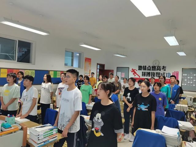 喜迎国庆，强国有我——我校举行“向国旗敬礼”主题升旗仪式