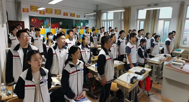 喜迎国庆，强国有我——我校举行“向国旗敬礼”主题升旗仪式