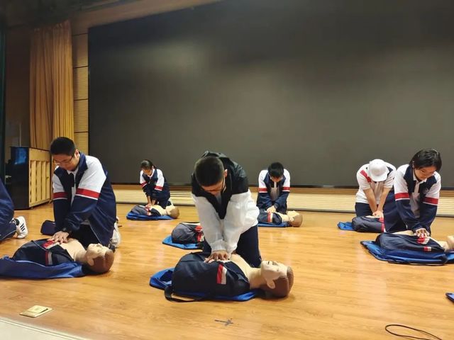践行“十个一” | 珍爱生命，防患未然——青岛六十六中2021级开展心肺复苏培训
