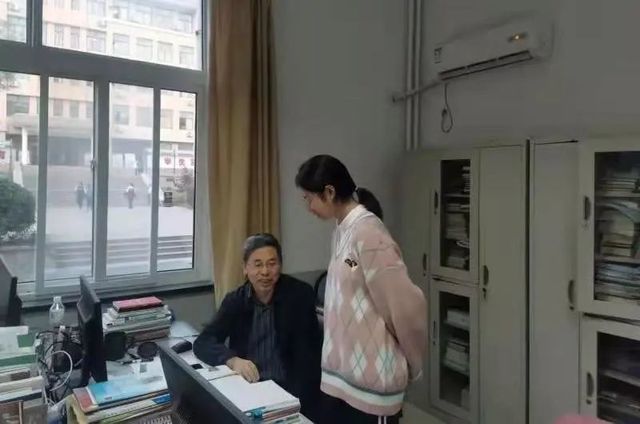 党员教师齐帮扶 关爱学生促成长——高三教师党支部“我为群众办实事”活动侧记