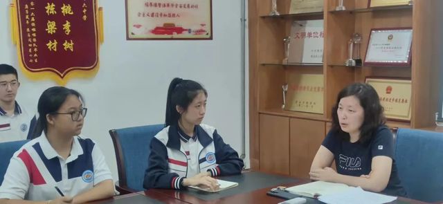 党员教师齐帮扶 关爱学生促成长——高三教师党支部“我为群众办实事”活动侧记