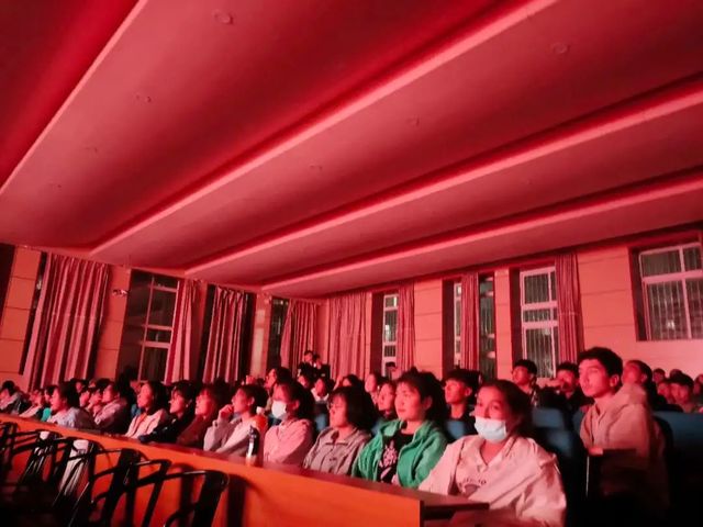 砥砺前行，凝聚力量——青岛六十六中新疆部学生观看新疆第十次党代会开幕式