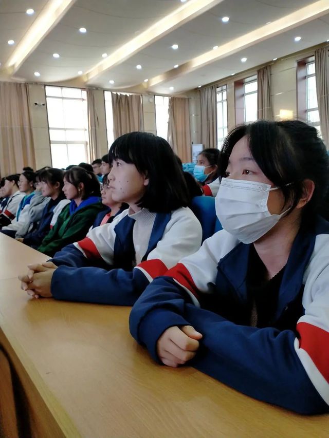 正青春 好奋斗——青岛六十六中新疆部“正青春，好奋斗”主题讲座