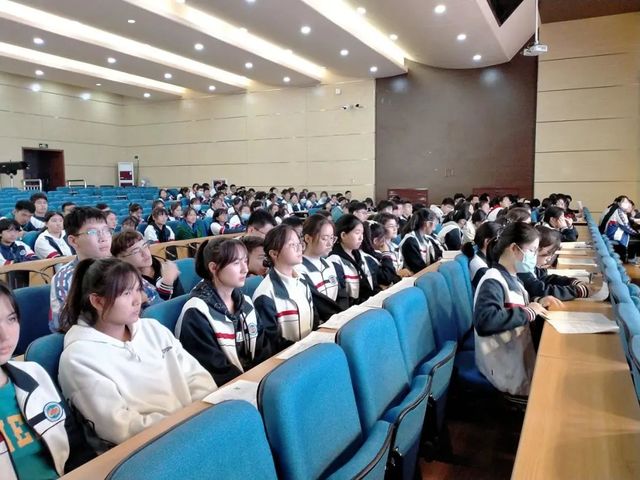 正青春 好奋斗——青岛六十六中新疆部“正青春，好奋斗”主题讲座
