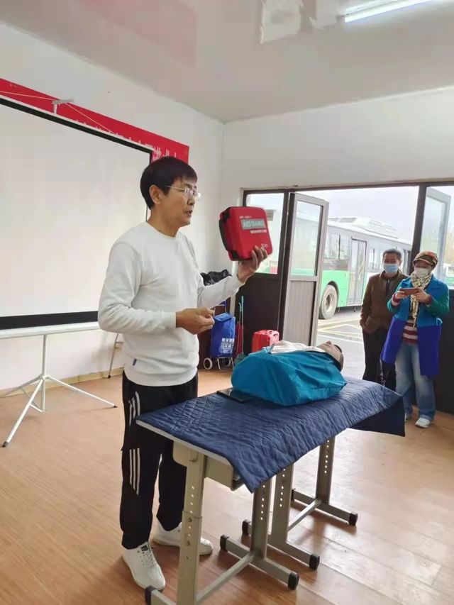 珍爱生命，守护健康——青岛六十六中高一１班进行急救技能实践培训