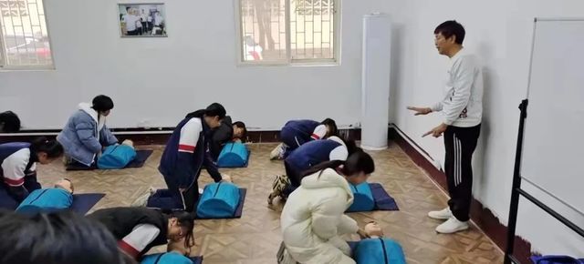 珍爱生命，守护健康——青岛六十六中高一１班进行急救技能实践培训