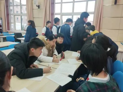 育人育己促成长，亦师亦友助前行——高一年级举行全员育人导师制师生见面会