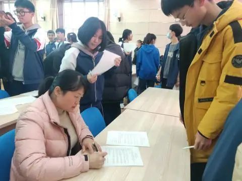 育人育己促成长，亦师亦友助前行——高一年级举行全员育人导师制师生见面会