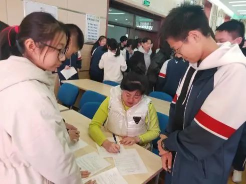 育人育己促成长，亦师亦友助前行——高一年级举行全员育人导师制师生见面会