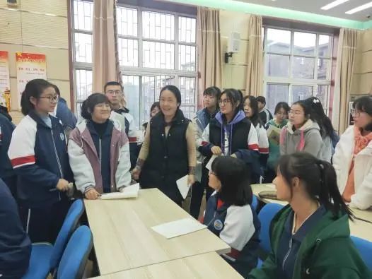 育人育己促成长，亦师亦友助前行——高一年级举行全员育人导师制师生见面会