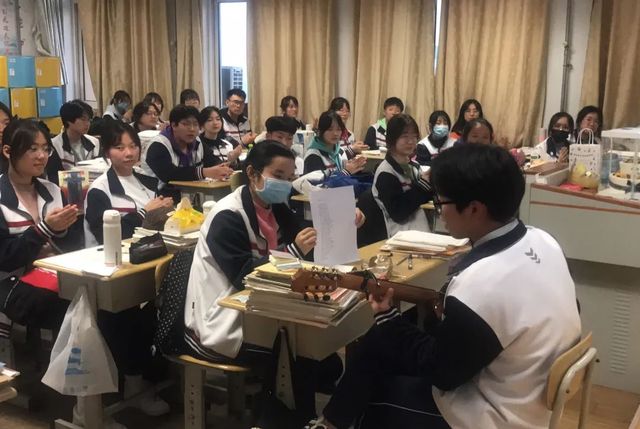 全力以赴迎会考，脚步“不止”建吾班——高二10班合格考动员暨原创班歌发布主题班会