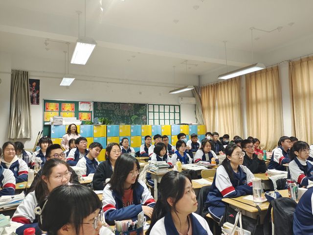 领悟艺术之美，凝聚青年气息——2021级俄语班举行“名家进课堂”艺术公益活动