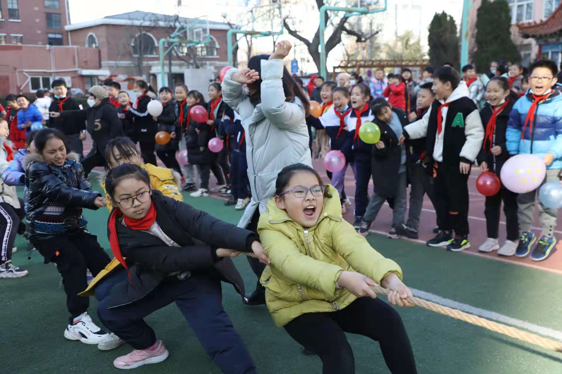 阳光运动助力新年健康成长，四方小学举行体育活动庆元旦