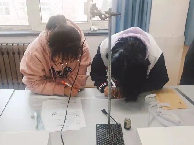 耳闻不如目见，目见不如实验——记物理学科节之“科学实验大比拼”