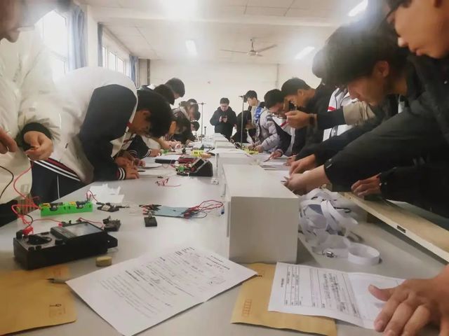 耳闻不如目见，目见不如实验——记物理学科节之“科学实验大比拼”