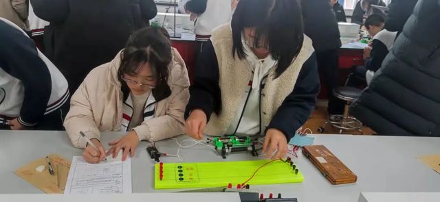 耳闻不如目见，目见不如实验——记物理学科节之“科学实验大比拼”