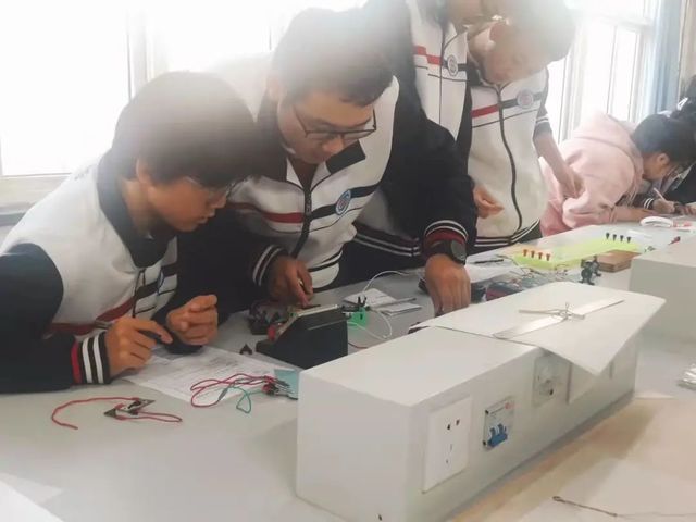 耳闻不如目见，目见不如实验——记物理学科节之“科学实验大比拼”