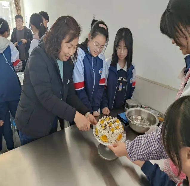 田间课堂助成长，领导慰问暖人心——青岛六十六中校领导看望慰问学农师生