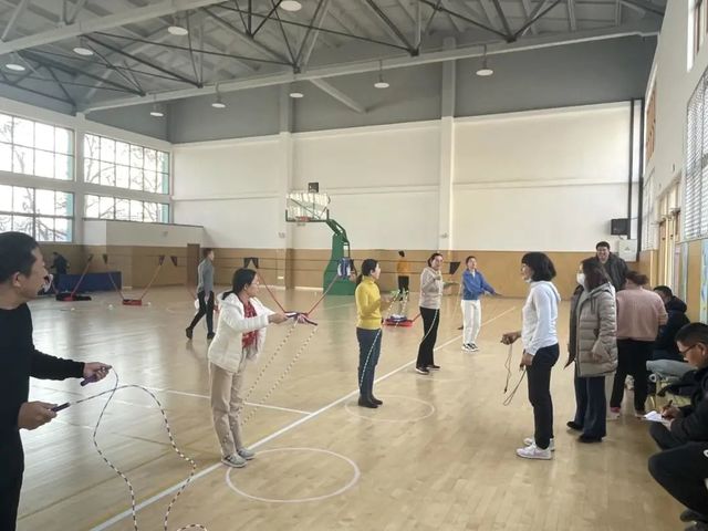 巾帼展风采 为霞尚满天——青岛六十六中举行“庆祝三八节”教职工跳绳比赛