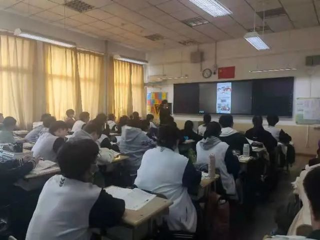 凝聚少年力量，燃亮志愿微光——我校召开“学雷锋，树新风”主题班会