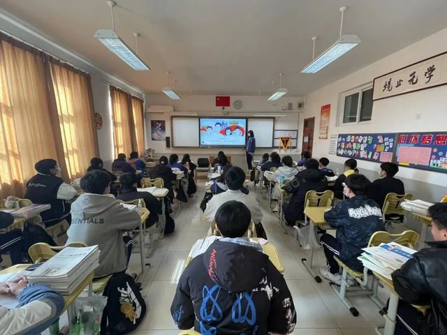 凝聚少年力量，燃亮志愿微光——我校召开“学雷锋，树新风”主题班会
