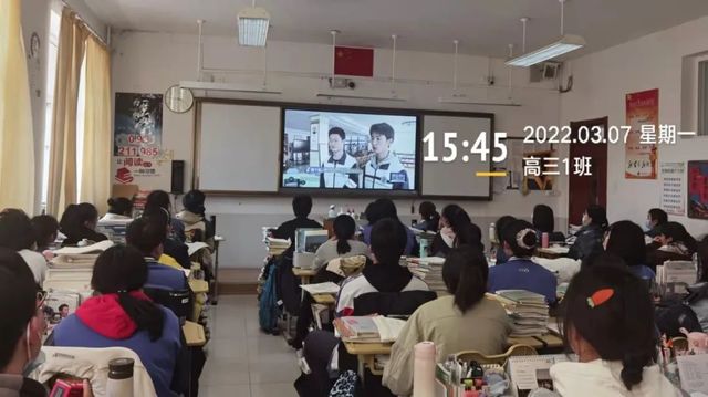 凝聚少年力量，燃亮志愿微光——我校召开“学雷锋，树新风”主题班会