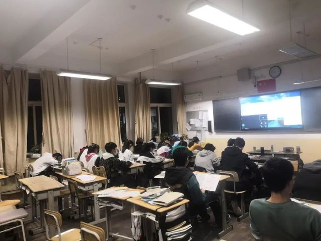 抗疫先锋队｜同步教学稳学情，齐心协力战疫情