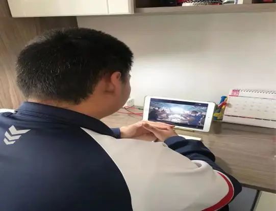 青春聚力齐行动，同心战“疫”显担当——我校组织开展“致敬抗疫英雄，弘扬抗疫精神”线上主题团课