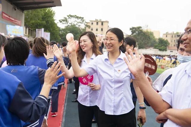 毕业季 | 青岛六十六中2022届高三毕业典礼：“感恩母校 追梦远航”