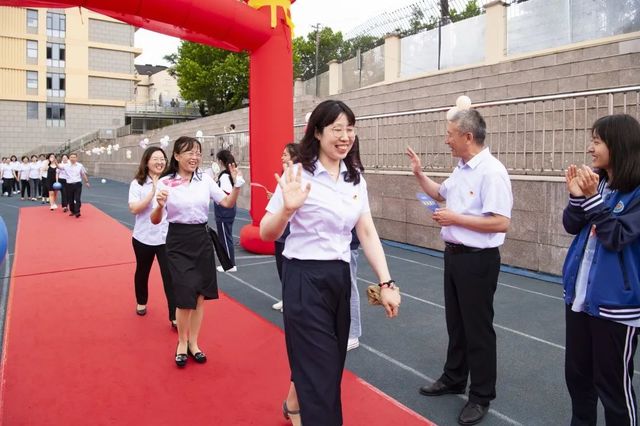 毕业季 | 青岛六十六中2022届高三毕业典礼：“感恩母校 追梦远航”