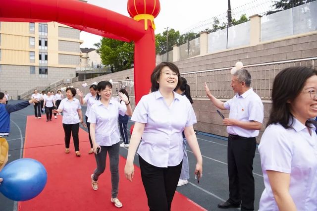 毕业季 | 青岛六十六中2022届高三毕业典礼：“感恩母校 追梦远航”