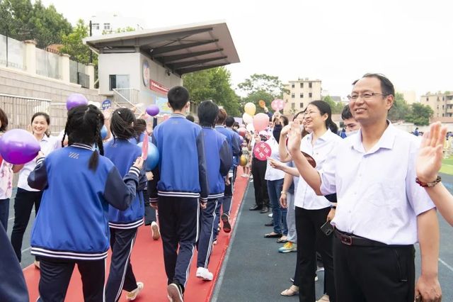 毕业季 | 青岛六十六中2022届高三毕业典礼：“感恩母校 追梦远航”