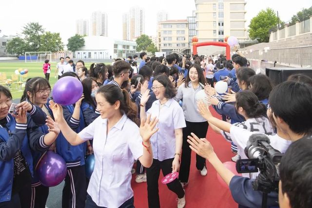 毕业季 | 青岛六十六中2022届高三毕业典礼：“感恩母校 追梦远航”