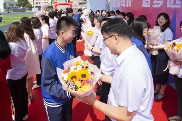 毕业季 | 青岛六十六中2022届高三毕业典礼：“感恩母校 追梦远航”