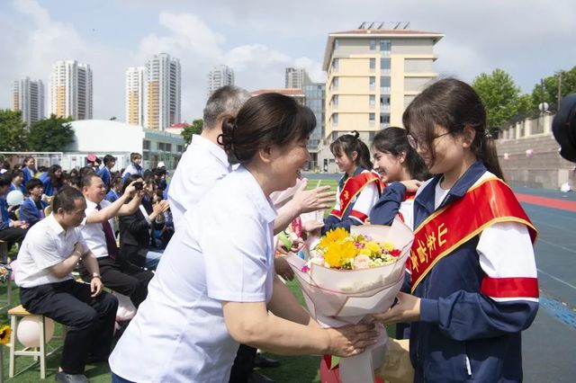 毕业季 | 青岛六十六中2022届高三毕业典礼：“感恩母校 追梦远航”