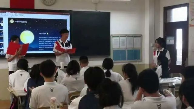 叶落疏桐秋正半，花开从桂月常圆——2021级10班庆中秋