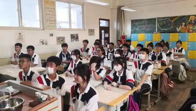 叶落疏桐秋正半，花开从桂月常圆——2021级10班庆中秋